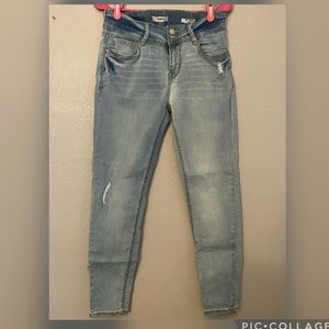 Kensie “The Curvy Skinny” jeans in light wash.  Sz 8